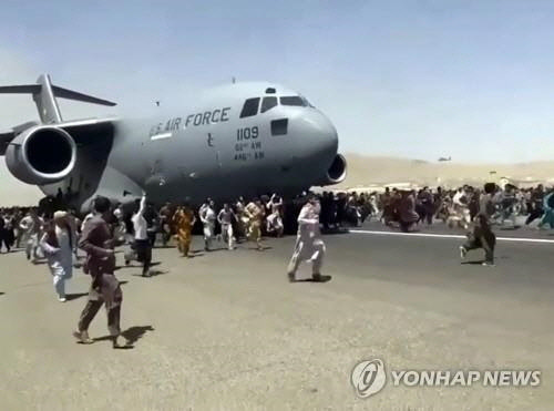 국외 탈출을 위해 카불 국제공항에 몰려든 아프간인들[AP=연합뉴스]